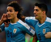 Edinson Cavani (izq.) y Luis Suárez fueron figuras de Uruguay en la primera fase del torneo. Foto: AFP