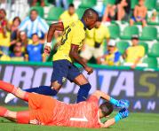 El ecuatoriano Énner Valencia procura superar la marca del golero Agustín Marchesín, en Alicante. Foto: AFP