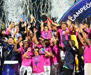 Jugadores de Independiente del Valle levantan el trofeo de la Copa Sudamericana