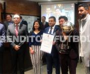 Jorge Yunda, alcalde de Quit, sostiene el trofeo de la Copa Sudamericana