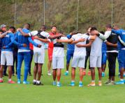 Los jugadores de Ecuador oran antes de un entrenamiento en la Casa de la Selección. Foto: FEF