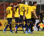 Jugadores de Ecuador celebran uno de los goles frente a Trinidad y Tobago