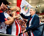 Jorge Vergara (der.), quien era propietario del Chivas, saluda con los hinchas en el estadio Omnilife. Foto: AFP