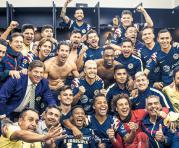 El ecuatoriano Renato Ibarra celebra con sus compañeros del América la clasificación a las semifinales del Apertura