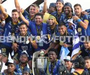 Imagen de la celebración de los jugadores del Delfín tras conseguir el título de la LigaPro