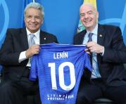 El presidente Lenín Moreno (izq.), junto con el presidente del FIFA, Gianni Infantino