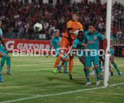 El golero Adrián Gabbarini intentan capturar el balón en la victoria que logró Liga sobre Deportivo Cuenca