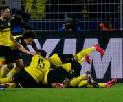 Los jugadores de Dortmund se amontonan con el delantero noruego de Dortmund, Erling Braut Haaland, después de que marcó el gol 2-1 durante la UEFA Champions League. 18 de 2020.