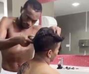 Pedro Pablo Perlaza le realiza un corte de cabello al uruguayo Rodrigo Aguirre. Foto: Captura de pantalla