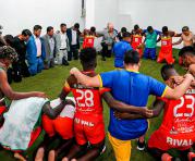 Los jugadores del Delfín se reunieron para orar, luego del partido en Brasil. Foto: Delfín