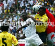 Geovanny Espinoza, de Liga; Augusto Poroso y el golero Paúl Alarcón, en una jugada aérea, en la final del 24 de julio del 2005, en el estadio Rodrigo Paz. Foto: Archivo BF