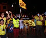 Hinchas de Barcelona festejaron en Guayaquil, sin las medidas de bioseguridad. Foto: Mario Faustos/ BF
