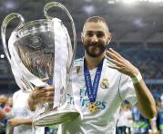 Karim Benzemá muestra una de las copas que ganó con el Real Madrid en el 2018. Foto: Twitter del Real Madrid