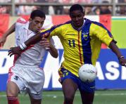 Agustín Delgado (derecha) disputa el balón con un jugador peruano en el año 2001. Foto: Archivo / EL COMERCIO.
