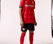 Piero Hincapié luce los colores de la camiseta del Bayer Leverkusen para la temporada 2022-2023.  Foto:Twitter Bayer Leverkusen