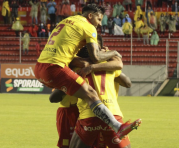 Jugadores de Aucas celebran uno de los tres goles marcados ante el Independiente del Valle. Foto: Twitter @Aucas45.