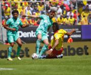 Jugadores de Aucas (amarillo) y Liga de Quito en una acción del Superclásico de Quito 2022 en el Gonzalo Pozo Ripalda. Foto: Carlos Noriega / EL COMERCIO.