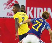 Pervis Estupiñán disputa un balón con uno de los jugadores de Japón. Foto: Instagram @pervisestupinan_oficial