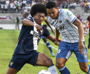 Jefferson Montero (derecha) y José Quintero en una acción del partido entre 9 de Octubre y Liga de Quito en la LigaPro 2022. Foto: Facebook 9 de Octubre Fútbol Club.