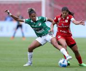 Catalina Usme (derecha) defiende el balón en la Copa Libertadores femenina ante el Deportivo Cali. Foto: Twitter @LibertadoresFEM