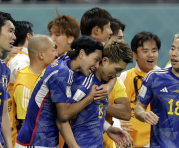 Jugadores de Japón celebran uno de los goles marcados a Alemania en el Mundial Qatar 2022. Foto: Twitter @fifaworldcup_es.