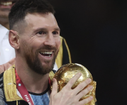 Lionel Messi y el trofeo de la Copa del Mundo en el estadio Lusail en el Mundial Qatar 2022. Foto: Twitter @Argentina.