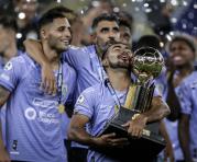 Junior Sornoza, levantado el trofeo de la Recopa Sudamericana, con Nicolás Previtali y Cristian Pellerano de fondo. Foto: Twitter @ConmebolRecopa.