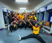 Jugadores de Barcelona SC festejan en los camerinos del estadio Rodrigo Paz Delgado, tras vencer a Liga de Quito. Foto: Twitter @BarcelonaSC.