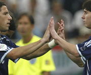 Maxi Rodríguez (i) y Lionel Messi durante un partido del Mundial de Alemania 2006, en Gelsenkirchen. Foto: EFE / Leo La Valle.