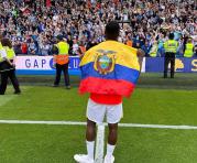 Moisés Caicedo con la bandera de Ecuador tras obtener la clasificación europea con el Brighton. Foto: Twitter @moisescaicedo55